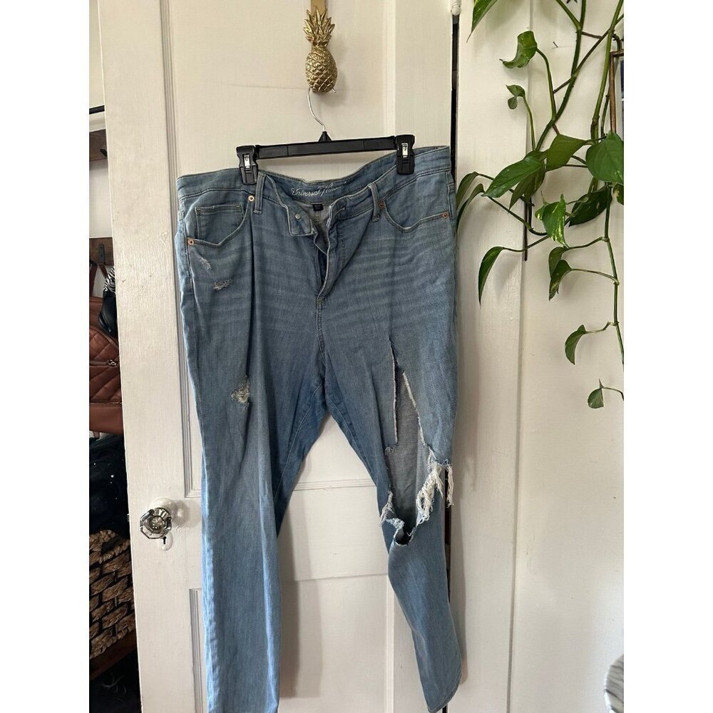 Universal Threads Women’s size 18/34R ripped jeans